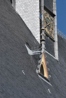 Toit du grand bâtiment sur rue, détail : lucarne et base du clocher. © Région Bourgogne-Franche-Comté, Inventaire du patrimoine