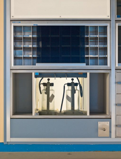 Bâtiment Maternité-Gynécologie (Gérontologie au moment de la prise de vue) : ancienne salle d'accouchement, pompe à vide. © Région Bourgogne-Franche-Comté, Inventaire du patrimoine