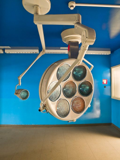 Bâtiment Maternité-Gynécologie (Gérontologie au moment de la prise de vue) : ancienne salle d'accouchement, scyalitique. © Région Bourgogne-Franche-Comté, Inventaire du patrimoine