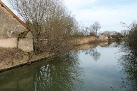 A gauche, latrines d'un bâtiment annexe au moulin principal. Au fond, le moulin à foulon. © Région Bourgogne-Franche-Comté, Inventaire du patrimoine