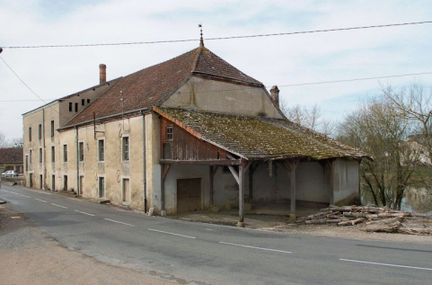 Bâtiment du moulin principal, vu de la route. © Région Bourgogne-Franche-Comté, Inventaire du patrimoine