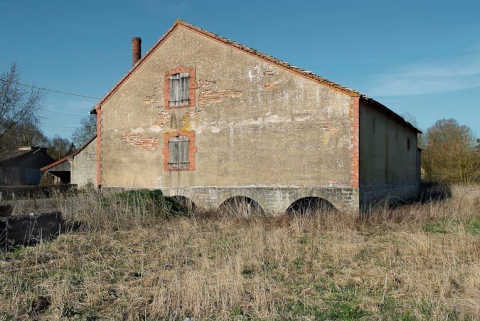 Bâtiment annexe au moulin principal, à usage d'entrepôt, construit sur arcades. © Région Bourgogne-Franche-Comté, Inventaire du patrimoine