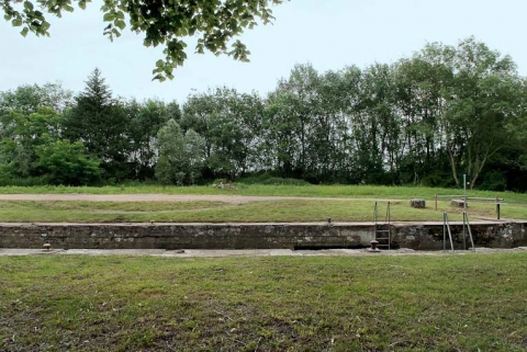 Le sas de l'écluse, avec l'emplacement de la maison éclusière à l'arrière-plan. © Région Bourgogne-Franche-Comté, Inventaire du patrimoine