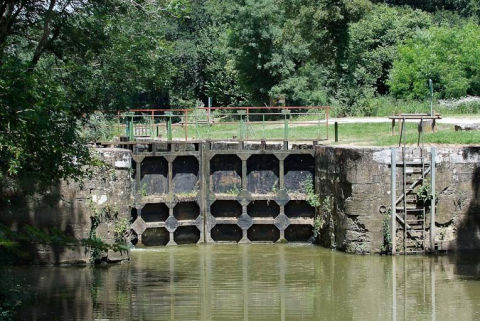Tête aval du sas de l'écluse. Derrière, emplacement vide de la maison éclusière. © Région Bourgogne-Franche-Comté, Inventaire du patrimoine