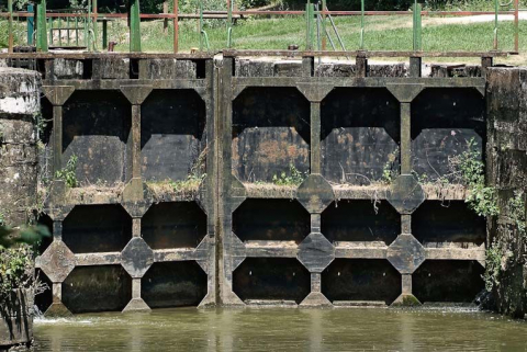 Le sas de l'écluse, vue rapprochée d'aval. Détail des vantaux. © Région Bourgogne-Franche-Comté, Inventaire du patrimoine