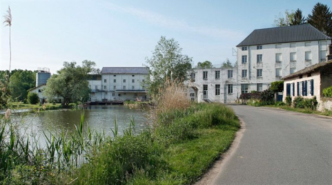Le moulin vu d'amont depuis la route qui y mène. © Région Bourgogne-Franche-Comté, Inventaire du patrimoine