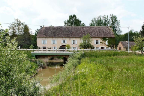 Moulin de La Folie, son bief est visible au premier plan. © Région Bourgogne-Franche-Comté, Inventaire du patrimoine