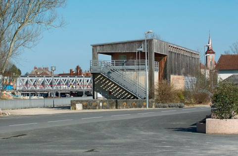 Port de Louhans. A gauche, l'ancien pont de chemin de fer ; à droite, la capitainerie. Au fond : le clocher de Louhans. © Région Bourgogne-Franche-Comté, Inventaire du patrimoine