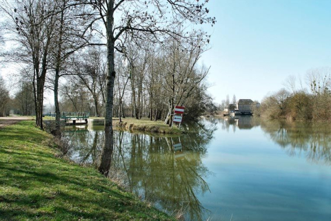 Vue d'ensemble du site d'écluse de Loisy sur la dérivation du canal. A droite, le moulin de Loisy. © Région Bourgogne-Franche-Comté, Inventaire du patrimoine