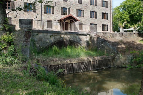 Vue de l'avant du moulin avec le bief qui l'alimentait. © Région Bourgogne-Franche-Comté, Inventaire du patrimoine