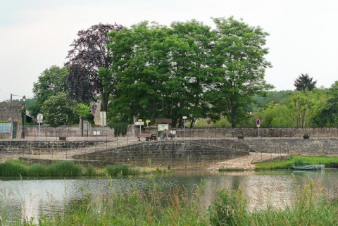 Vue du village de La Truchère, abreuvoir aménagé sur le quai. © Région Bourgogne-Franche-Comté, Inventaire du patrimoine