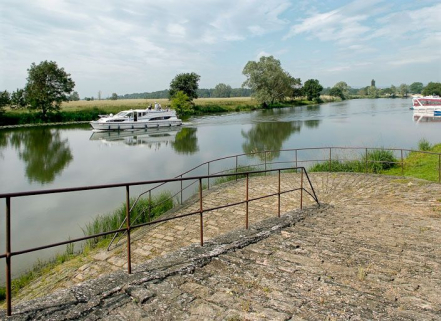 Dans le village de La Truchère, descente vers l'abreuvoir aménagé sur le quai. Bateaux à l'arrière-plan. © Région Bourgogne-Franche-Comté, Inventaire du patrimoine