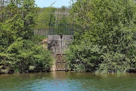 Vanne de l'aqueduc, Seille au premier plan. © Région Bourgogne-Franche-Comté, Inventaire du patrimoine