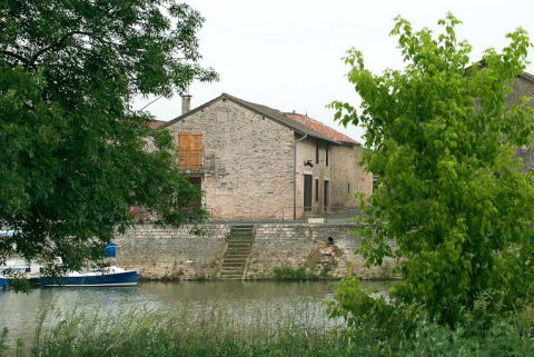 Maison située sur la rive droite de la Seille, sur le pignon : croix commémorative de la crue de la Seille de 1841. © Région Bourgogne-Franche-Comté, Inventaire du patrimoine