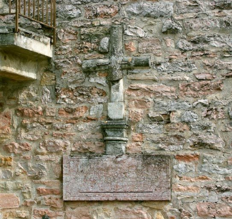 Maison située sur la rive droite de la Seille, sur le pignon : détail de la croix commémorative de la crue de la Seille de 1841. © Région Bourgogne-Franche-Comté, Inventaire du patrimoine