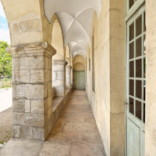 Bâtiment en L, vue de la galerie nord. © Région Bourgogne-Franche-Comté, Inventaire du patrimoine