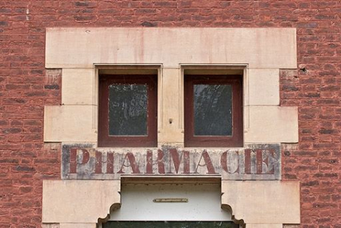 Pavillon de l'aile gauche : porte de l'ancienne pharmacie. © Région Bourgogne-Franche-Comté, Inventaire du patrimoine