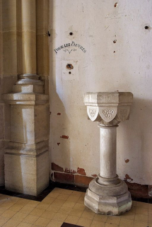 Porche : bénitier et tronc des pauvres. © Région Bourgogne-Franche-Comté, Inventaire du patrimoine Porche : bénitier et tronc des pauvres. © Région Bourgogne-Franche-Comté, Inventaire du patrimoine