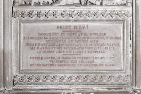 Détail de la travée centrale : inscription commémorative. © Région Bourgogne-Franche-Comté, Inventaire du patrimoine