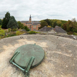 Vue d'ensemble de l'hôpital avec le trou d'homme du château d'eau au premier plan. © Région Bourgogne-Franche-Comté, Inventaire du patrimoine Vue d'ensemble de l'hôpital avec le trou d'homme du château d'eau au premier plan. © Région Bourgogne-Franche-Comté, Inventaire du patrimoine