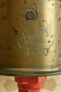 Corps central, salle de bain à droite du couloir du cabinet du médecin : marque du mitigeur. © Région Bourgogne-Franche-Comté, Inventaire du patrimoine Corps central, salle de bain à droite du couloir du cabinet du médecin : marque du mitigeur. © Région Bourgogne-Franche-Comté, Inventaire du patrimoine