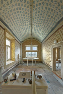 Salle de massage sous douche. © Région Bourgogne-Franche-Comté, Inventaire du patrimoine Salle de massage sous douche. © Région Bourgogne-Franche-Comté, Inventaire du patrimoine
