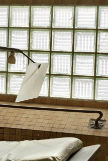 Salle de massage sous douche, détail. © Région Bourgogne-Franche-Comté, Inventaire du patrimoine Salle de massage sous douche, détail. © Région Bourgogne-Franche-Comté, Inventaire du patrimoine