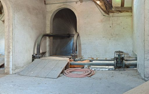 Comble : porte menant à l'aqueduc. © Région Bourgogne-Franche-Comté, Inventaire du patrimoine Comble : porte menant à l'aqueduc. © Région Bourgogne-Franche-Comté, Inventaire du patrimoine