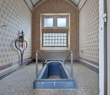 Corps central, salle de bain à droite du couloir du cabinet du médecin. © Région Bourgogne-Franche-Comté, Inventaire du patrimoine Corps central, salle de bain à droite du couloir du cabinet du médecin. © Région Bourgogne-Franche-Comté, Inventaire du patrimoine