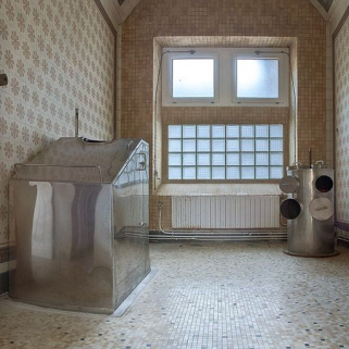 Salle pour bain de vapeur, à gauche de l'escalier du comble. © Région Bourgogne-Franche-Comté, Inventaire du patrimoine Salle pour bain de vapeur, à gauche de l'escalier du comble. © Région Bourgogne-Franche-Comté, Inventaire du patrimoine