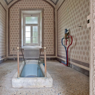 Salle de bain au centre de l'aile gauche. © Région Bourgogne-Franche-Comté, Inventaire du patrimoine Salle de bain au centre de l'aile gauche. © Région Bourgogne-Franche-Comté, Inventaire du patrimoine