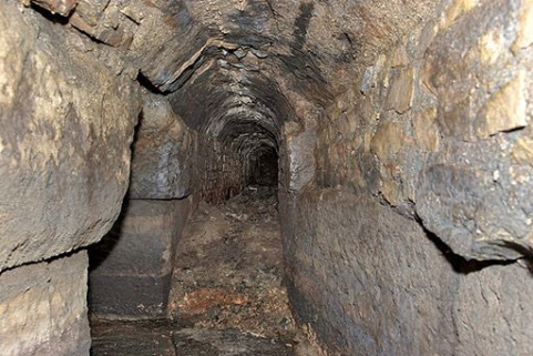 Première galerie : partie ouest partiellement obstruée par des gravats. © Région Bourgogne-Franche-Comté, Inventaire du patrimoine
