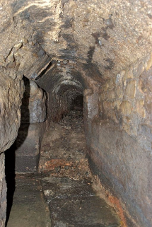 Première galerie : partie ouest partiellement obstruée par des gravats. © Région Bourgogne-Franche-Comté, Inventaire du patrimoine