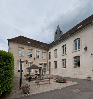 Angle de la cour formé par la façade sud du bâtiment nord-est et celle du bâtiment est. © Région Bourgogne-Franche-Comté, Inventaire du patrimoine
