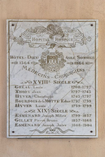 Plaque commémorative des médecins de l'hôpital. © Région Bourgogne-Franche-Comté, Inventaire du patrimoine