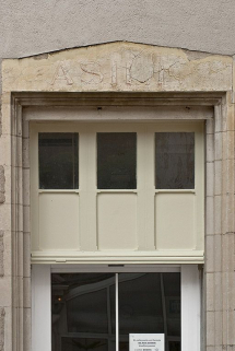 Détail de l'encadrement de la porte d'entrée de la façade sud du bâtiment de l'angle nord-est. © Région Bourgogne-Franche-Comté, Inventaire du patrimoine