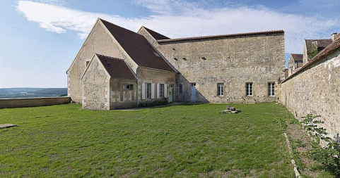 Vue d'ensemble prise de la partie est de la cour. © Région Bourgogne-Franche-Comté, Inventaire du patrimoine