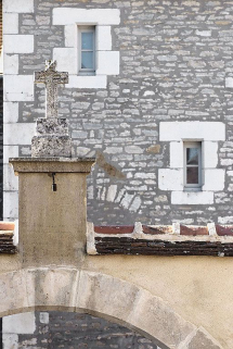 Détail de la croix surmontant le portail. © Région Bourgogne-Franche-Comté, Inventaire du patrimoine