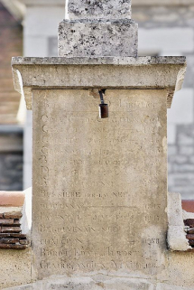 Détail de la croix surmontant le portail. © Région Bourgogne-Franche-Comté, Inventaire du patrimoine