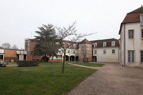 Puits et colombier devant des bâtiments construits vers 1995. © Région Bourgogne-Franche-Comté, Inventaire du patrimoine