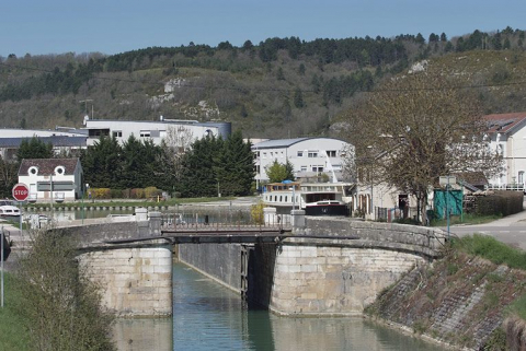 Pont vu d'ensemble d'aval, avec port de Plombières en fond. © Région Bourgogne-Franche-Comté, Inventaire du patrimoine