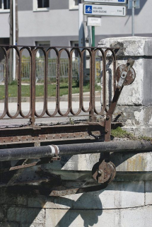Détail du garde-corps et de la poulie. © Région Bourgogne-Franche-Comté, Inventaire du patrimoine