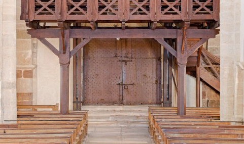 Porte principale depuis la nef. © Région Bourgogne-Franche-Comté, Inventaire du patrimoine