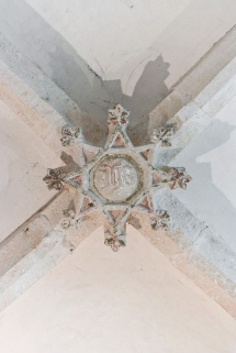 Clef de voûte de la première travée de la nef. © Région Bourgogne-Franche-Comté, Inventaire du patrimoine