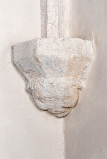 Culot antérieur gauche de la première travée du bas-côté gauche. © Région Bourgogne-Franche-Comté, Inventaire du patrimoine