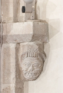 Culot antérieur gauche de la troisième travée du bas-côté gauche. © Région Bourgogne-Franche-Comté, Inventaire du patrimoine