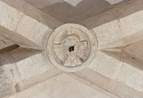 Clef de voûte de la troisième travée du bas-côté gauche. © Région Bourgogne-Franche-Comté, Inventaire du patrimoine