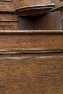 Détail de la date du banc de choeur gauche. © Région Bourgogne-Franche-Comté, Inventaire du patrimoine