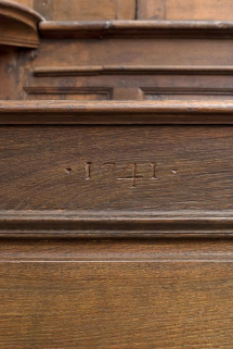 Détail de la date du pupitre du banc de choeur droit. © Région Bourgogne-Franche-Comté, Inventaire du patrimoine