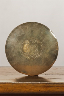 Vue d'ensemble de la patène. © Région Bourgogne-Franche-Comté, Inventaire du patrimoine Vue d'ensemble de la patène. © Région Bourgogne-Franche-Comté, Inventaire du patrimoine